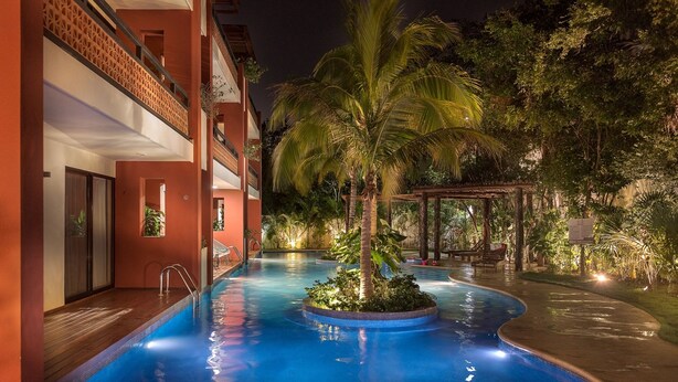 Outdoor pool, pool umbrellas, sun loungers - Paramar by Tulumeando (Tulum)