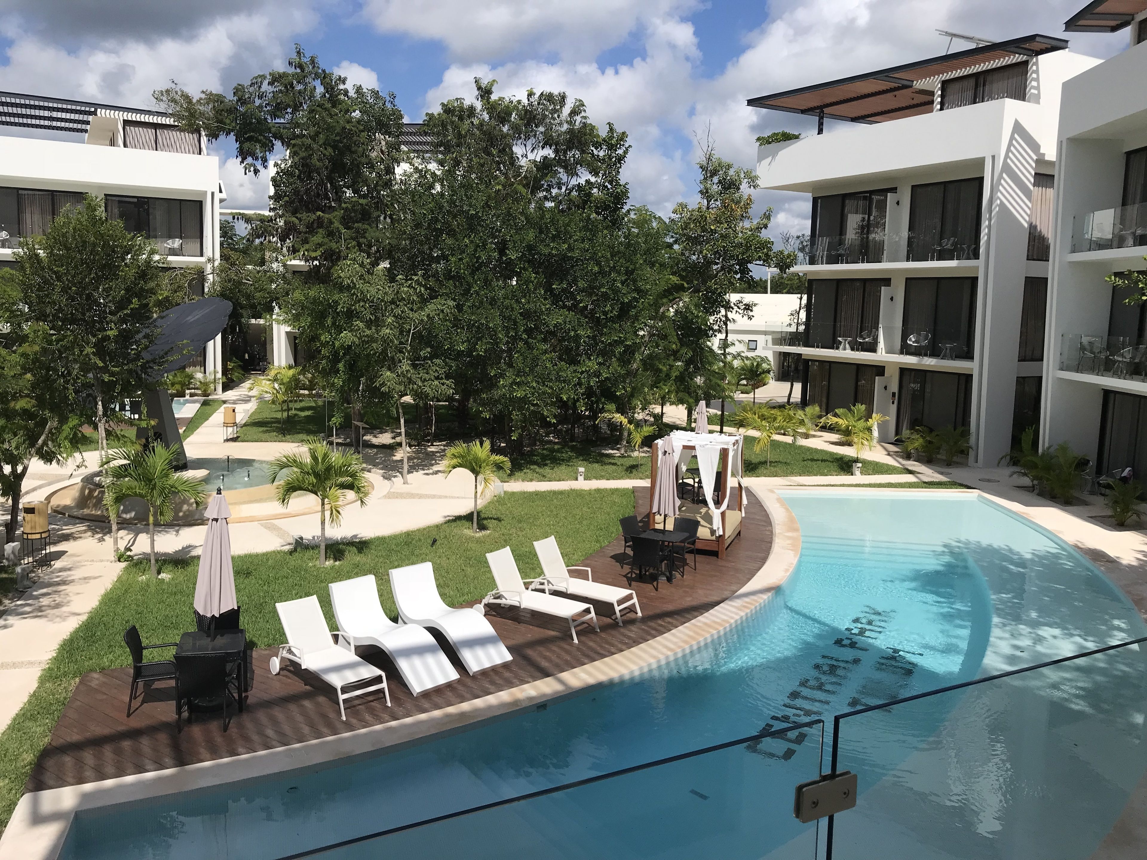 Kolam renang outdoor, dengan payung kolam renang dan kursi berjemur