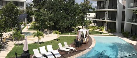 Kolam renang outdoor, dengan payung kolam renang dan kursi berjemur