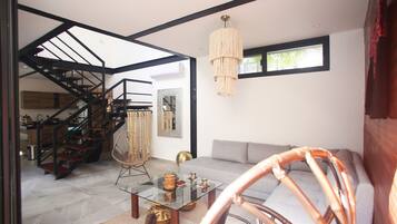 Casa familiar, alberca privada | Área de sala de estar | Televisión LCD