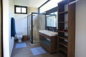 Familienhaus, eigener Pool | Badezimmer | Dusche, Haartrockner, Handtücher