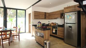 Casa familiar, alberca privada | Cocina privada | Refrigerador con congelador, microondas, horno y parrilla de estufa