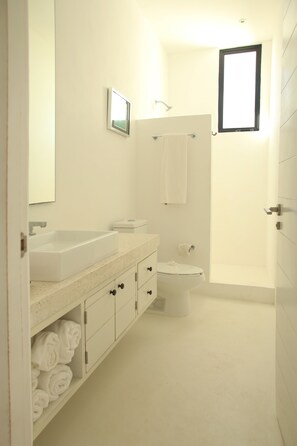 Departamento, 2 habitaciones | Baño | Regadera, secadora de cabello, toallas