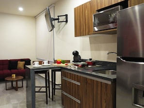 Refrigerador con freezer, microondas, horno, placa de cocina