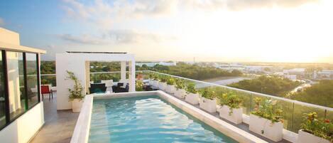 Una piscina al aire libre