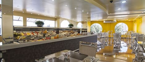 Café da manhã com buffet grátis todos os dias