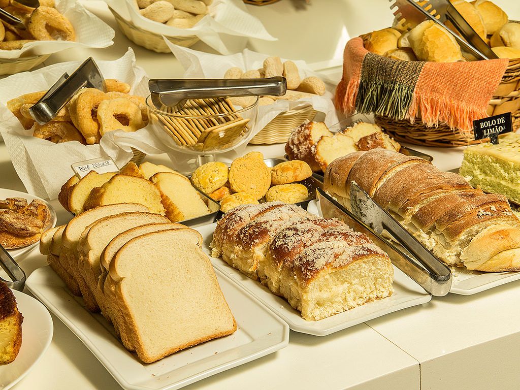 Un buffet con diversi tipi di pane e dolci.