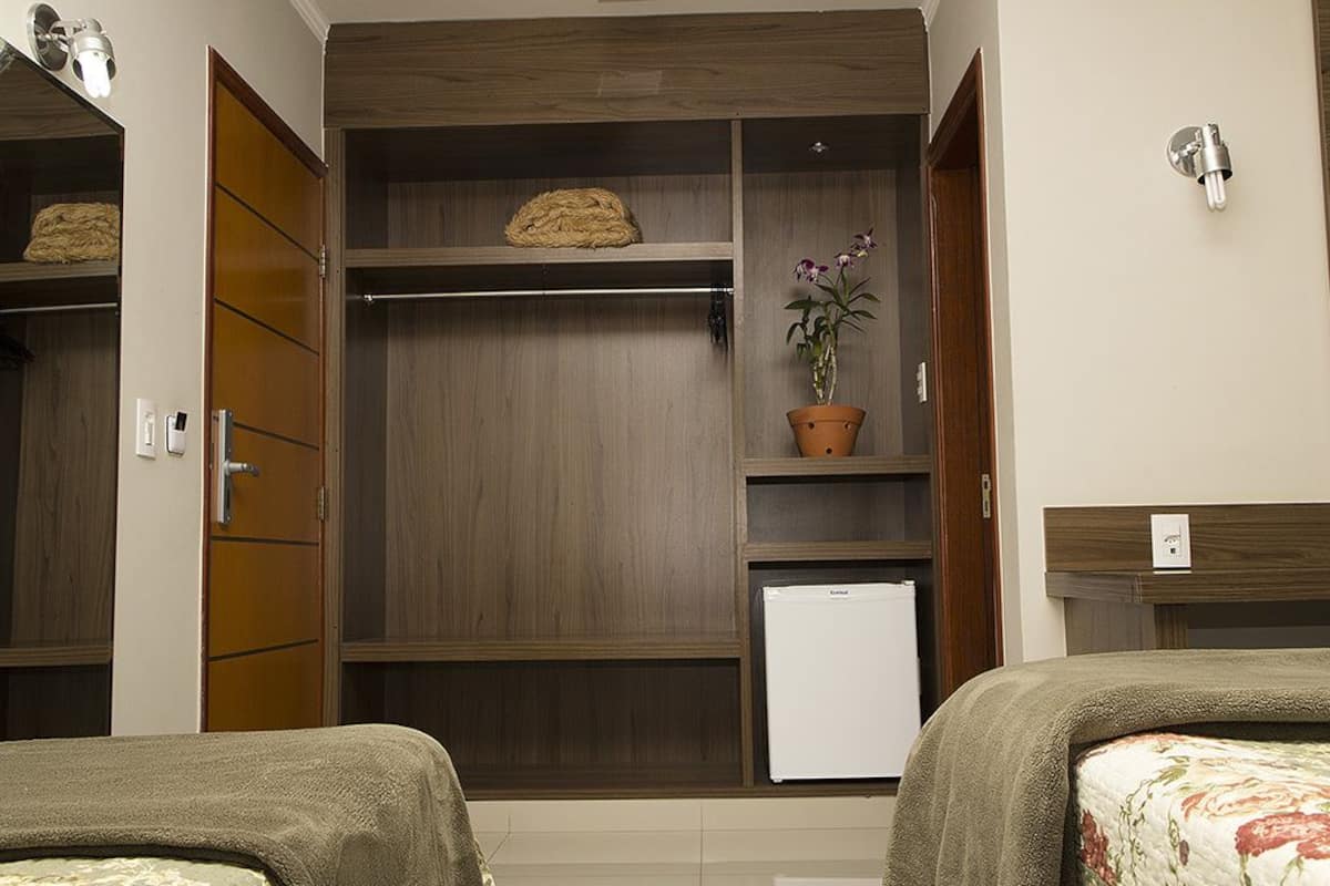 Een minibar, een bureau, verduisterende gordijnen, gratis wifi
