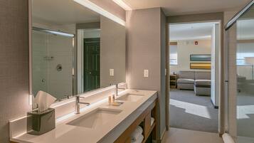 Produtos de toalete de grife, secador de cabelo, toalhas de banho