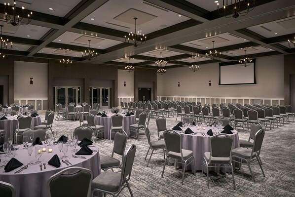 A large conference room with round tables, chairs, and chandeliers. - Hyatt Place Wilmington Riverfront (Wilmington)