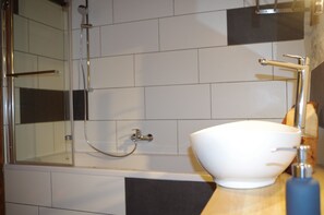 Badekar, hårtørrer, håndklæder, Sæbe