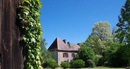 Appartement Intime dans l'annexe d'un pavillon de chasse du XIVe siĂšcle siĂšcle