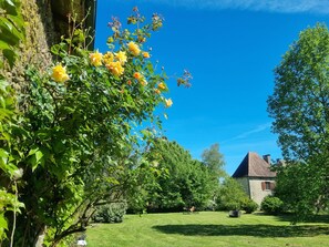 Property grounds - Apartment Intime in the annex of a hunting lodge from the 14th century century (Busserolles)