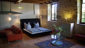 Televisie, een open haard, een dvd-speler en een tafeltennistafel