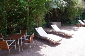 Outdoor dining - Apartment Intime in the annex of a hunting lodge from the 14th century century (Busserolles)