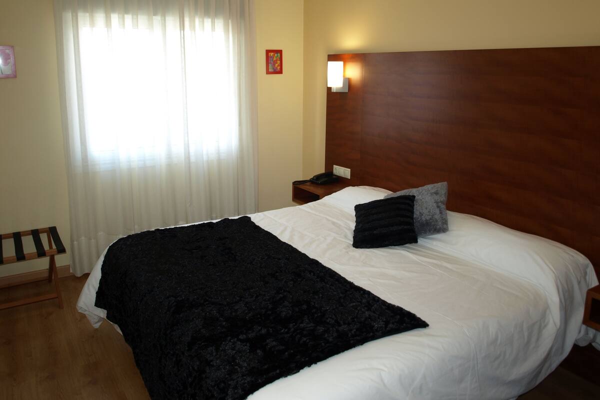 Double Room, Mountain View | Desk, blackout curtains, soundproofing, rollaway beds
