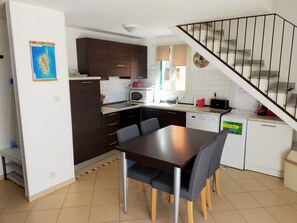 Refrigerador, microondas, horno, placa de cocina