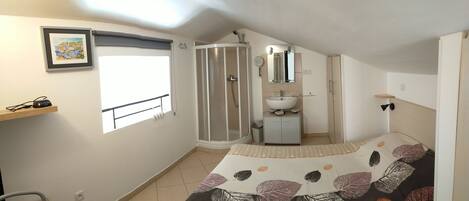 2 bedrooms, iron/ironing board, free WiFi