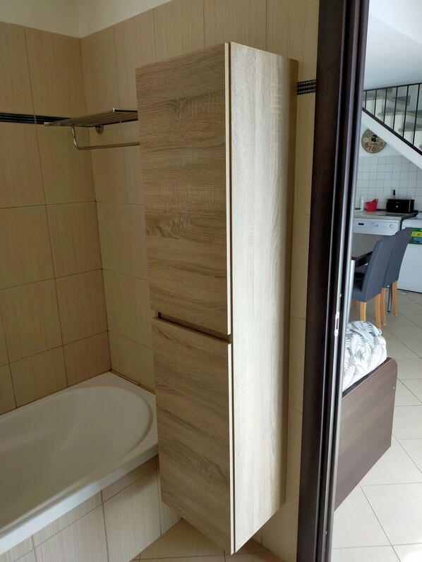 2 bedrooms, iron/ironing board, free WiFi