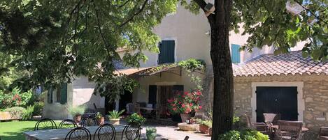 تناول الطعام بالخارج