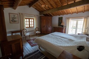 4 bedrooms, desk, iron/ironing board, free WiFi - Authentic farmhouse in Saint Remy de Provence (Saint-Rémy-de-Provence)