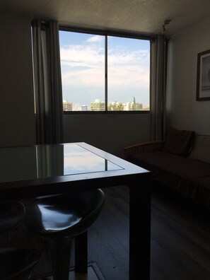 1 habitación, cortinas blackout y tabla de planchar con plancha 