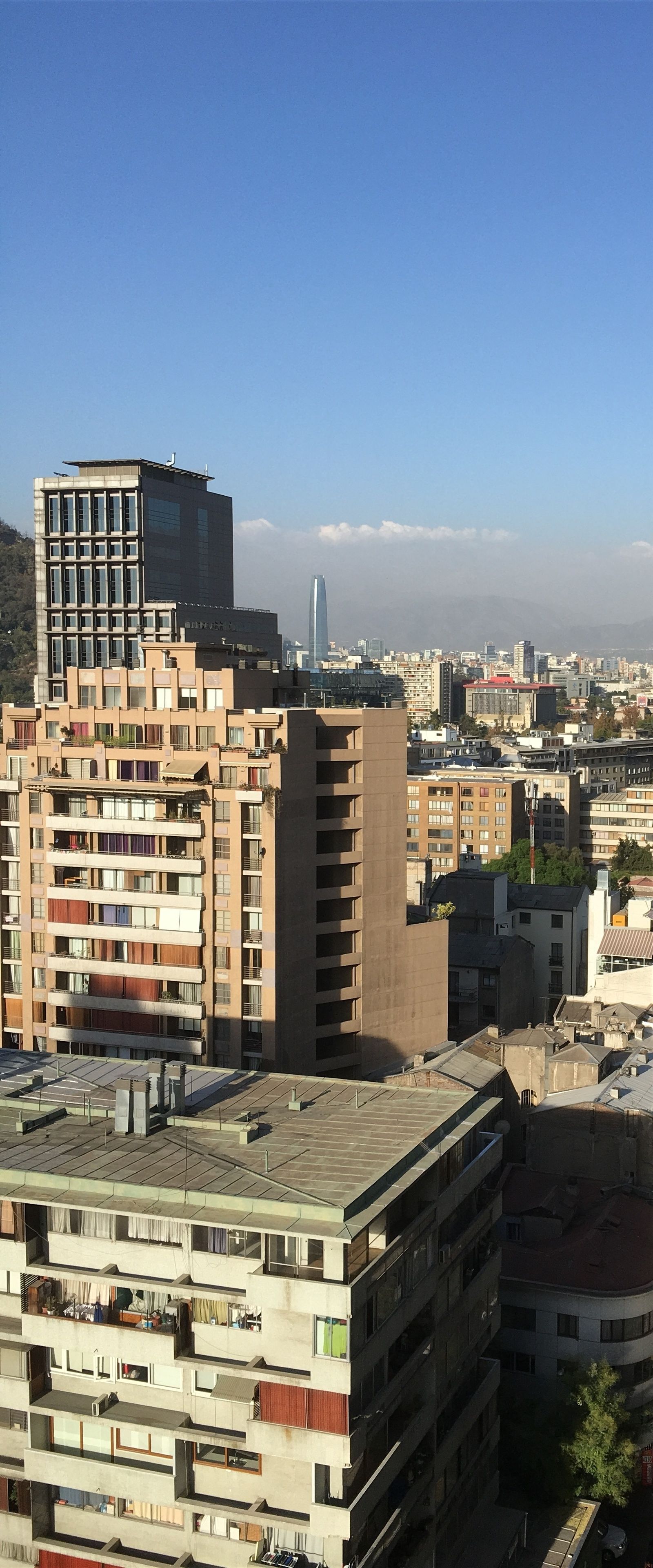 Un immeuble de grande hauteur doté de nombreux balcons et d’un toit plat.