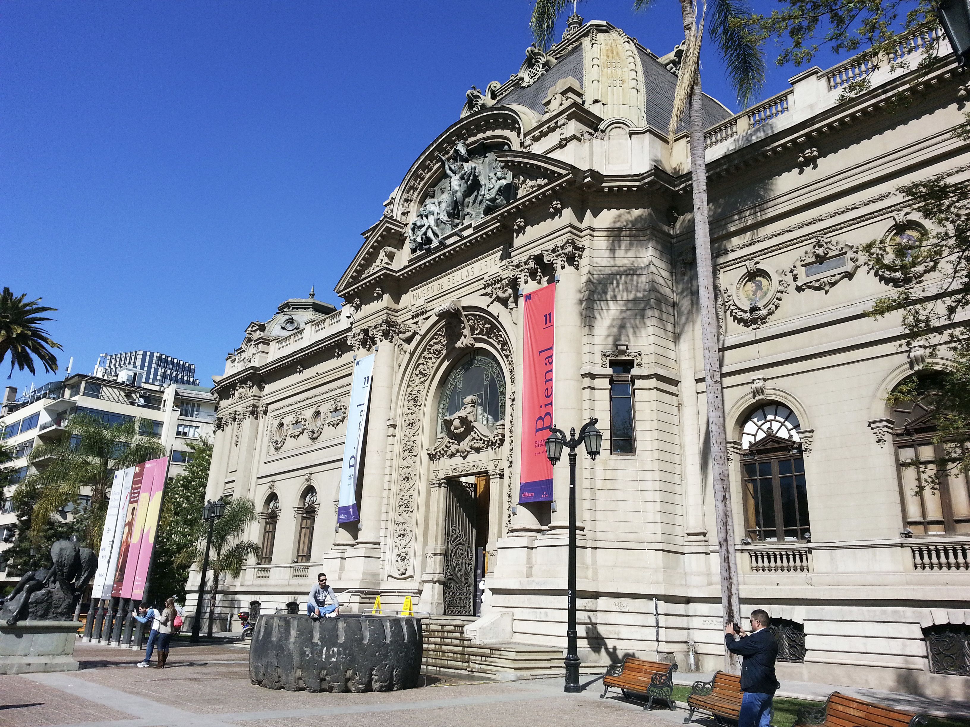 Un bâtiment historique à l’architecture riche et élaborée, agrémenté de statues et d’éléments décoratifs.