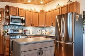 Fridge, microwave, oven, stovetop - Minutes to Galena.  Bird Cottage @ Sorriso Vineyard Galena Illinois (Galena)