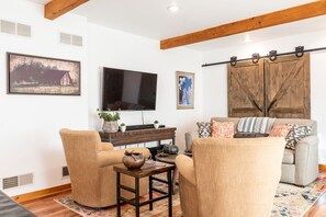 TV, stereo - Minutes to Galena.  Bird Cottage @ Sorriso Vineyard Galena Illinois (Galena)