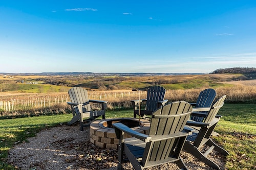 Minutes to Galena.  Bird Cottage @ Sorriso Vineyard Galena Illinois
