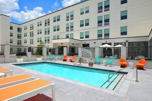 Una piscina al aire libre, sombrillas