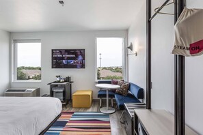 Hypo-allergenic bedding, in-room safe, blackout curtains - Aloft Austin Round Rock (Round Rock)