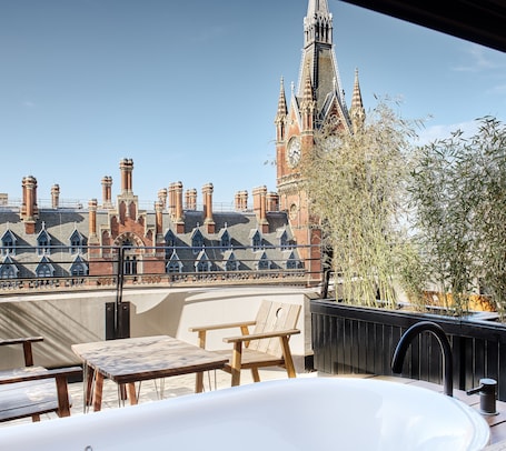 Premium bedding, minibar, in-room safe, desk. The Standard London
