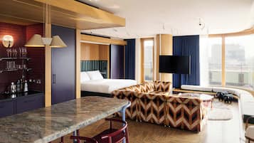 Suite estudio Deluxe, terraza (Wraparound) | Ropa de cama de alta calidad, minibar, caja fuerte y escritorio