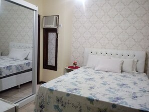 Casa básica, várias camas, para não fumantes | Cortinas blackout, ferros/tábuas de passar roupa, Wi-Fi de cortesia