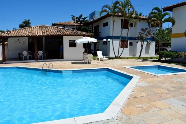 2 outdoor pools, pool umbrellas, sun loungers - Condomínio Aldeia da Praia Casa 103B (Porto Seguro)