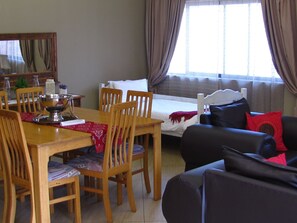 Appartement familial (Premium) | Aire de séjour | Téléviseur de 70 cm avec télévision par satellite