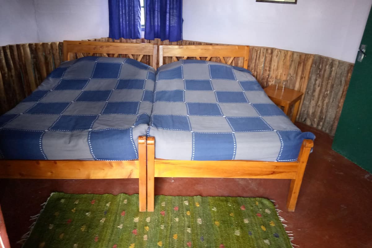 Escritorio, wifi gratis y ropa de cama