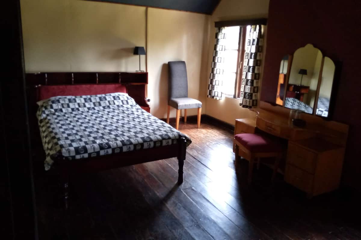 Escritorio, wifi gratis y ropa de cama