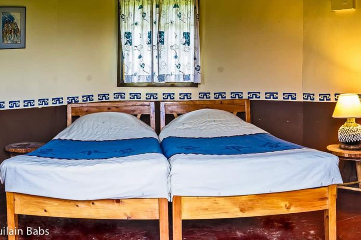 Escritorio, wifi gratis y ropa de cama