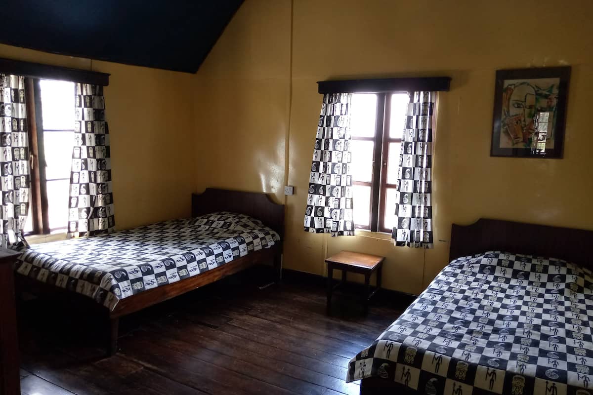 Escritorio, wifi gratis y ropa de cama