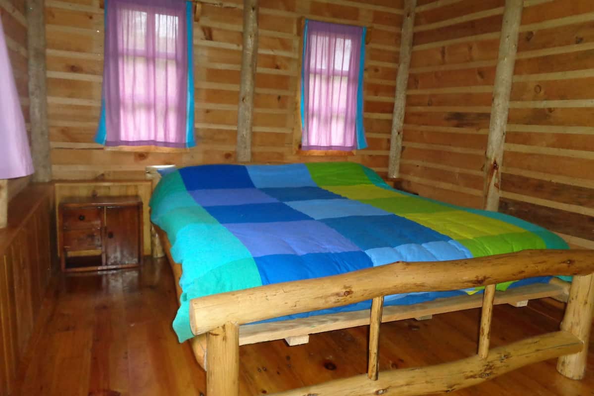 Escritorio, wifi gratis y ropa de cama