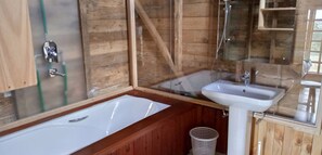 Deep-soaking bathtub - Castle Forest Lodge (Kimunye)