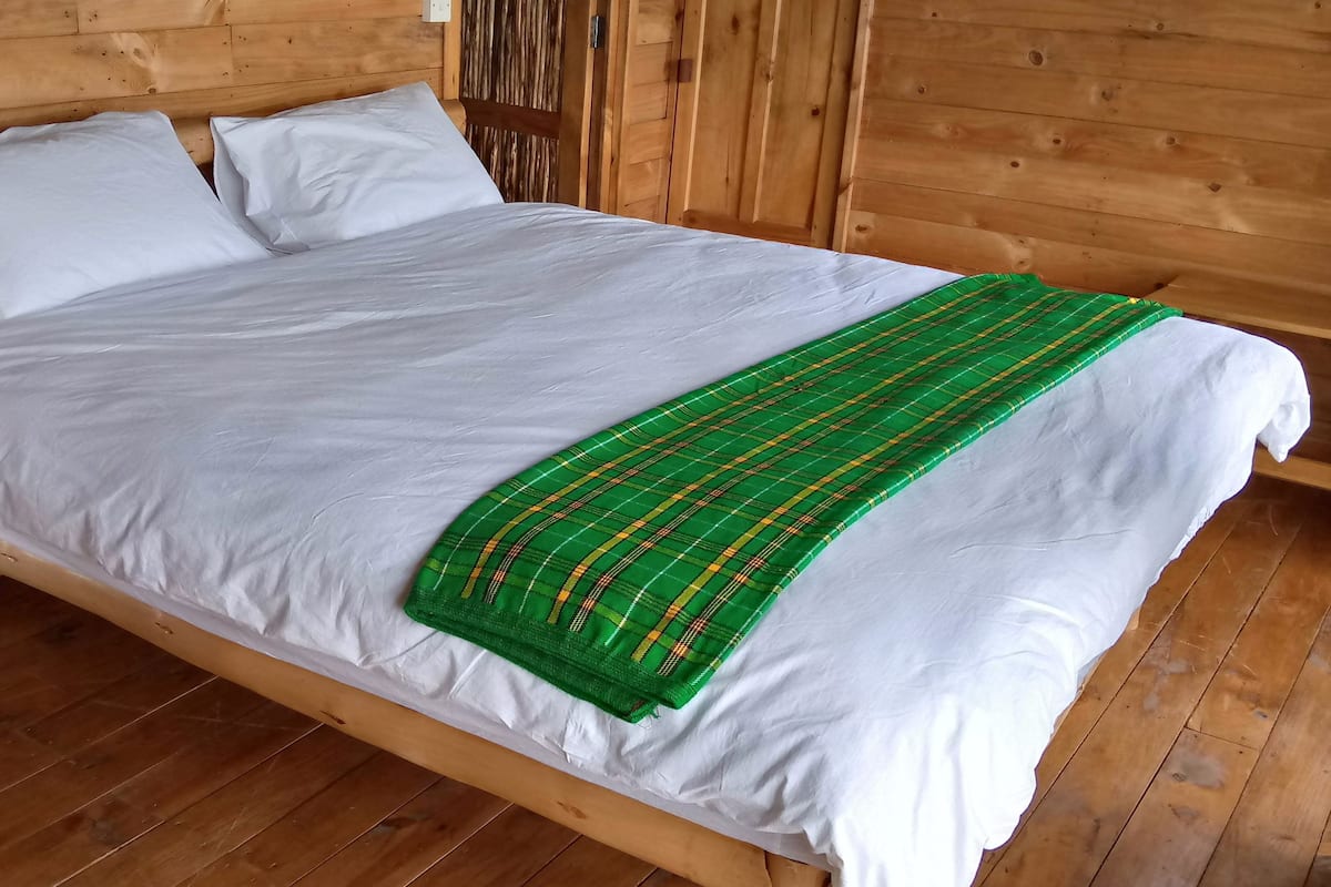 Escritorio, wifi gratis y ropa de cama