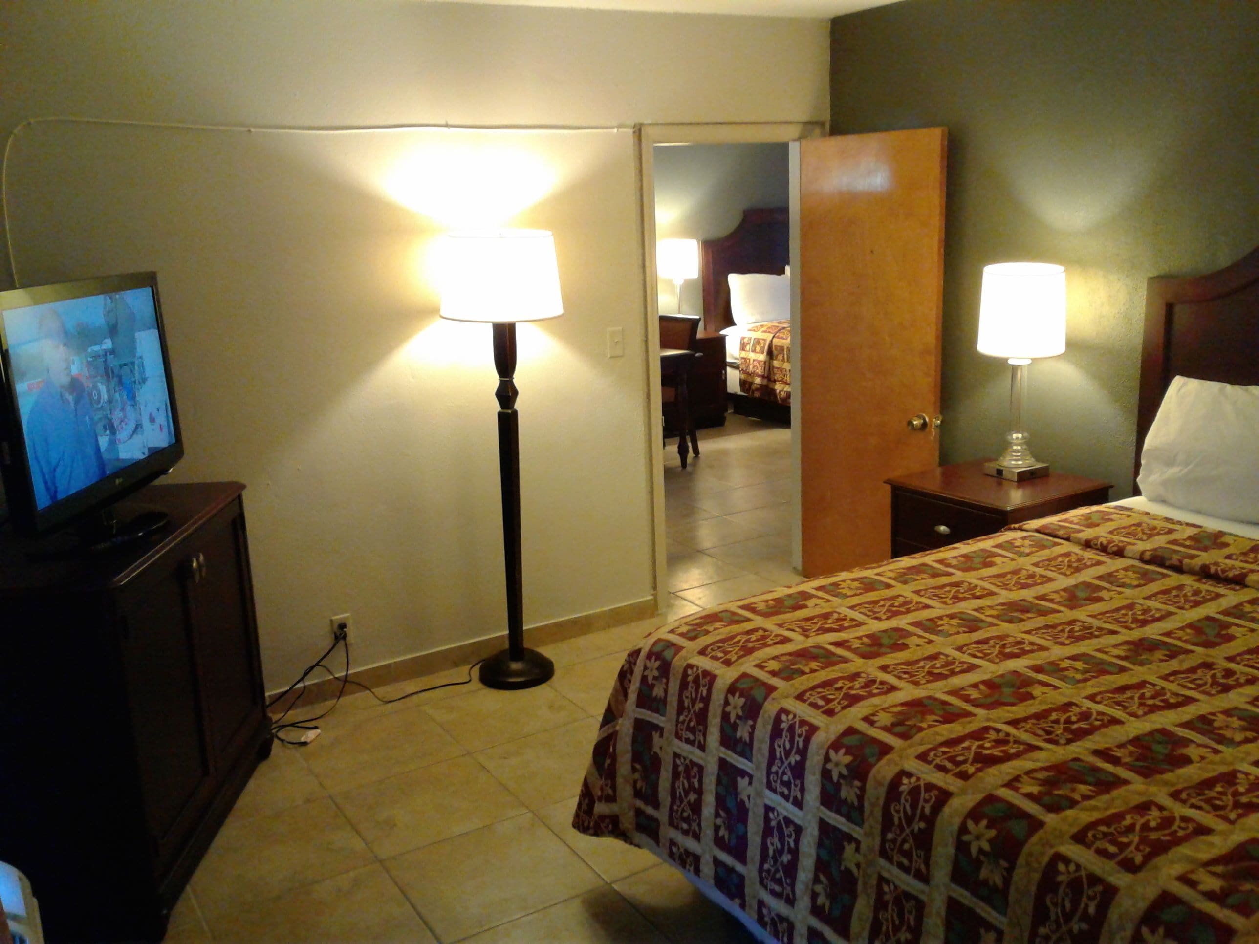 Chambre Deluxe, plusieurs lits, non-fumeurs | Bureau, Wi-Fi gratuit, draps fournis