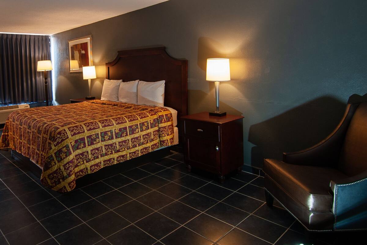 Deluxe Room, 1 King Bed, Non Smoking | Desk, WiFi (free), bed sheets