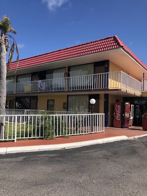 Vista frontal de la propiedad