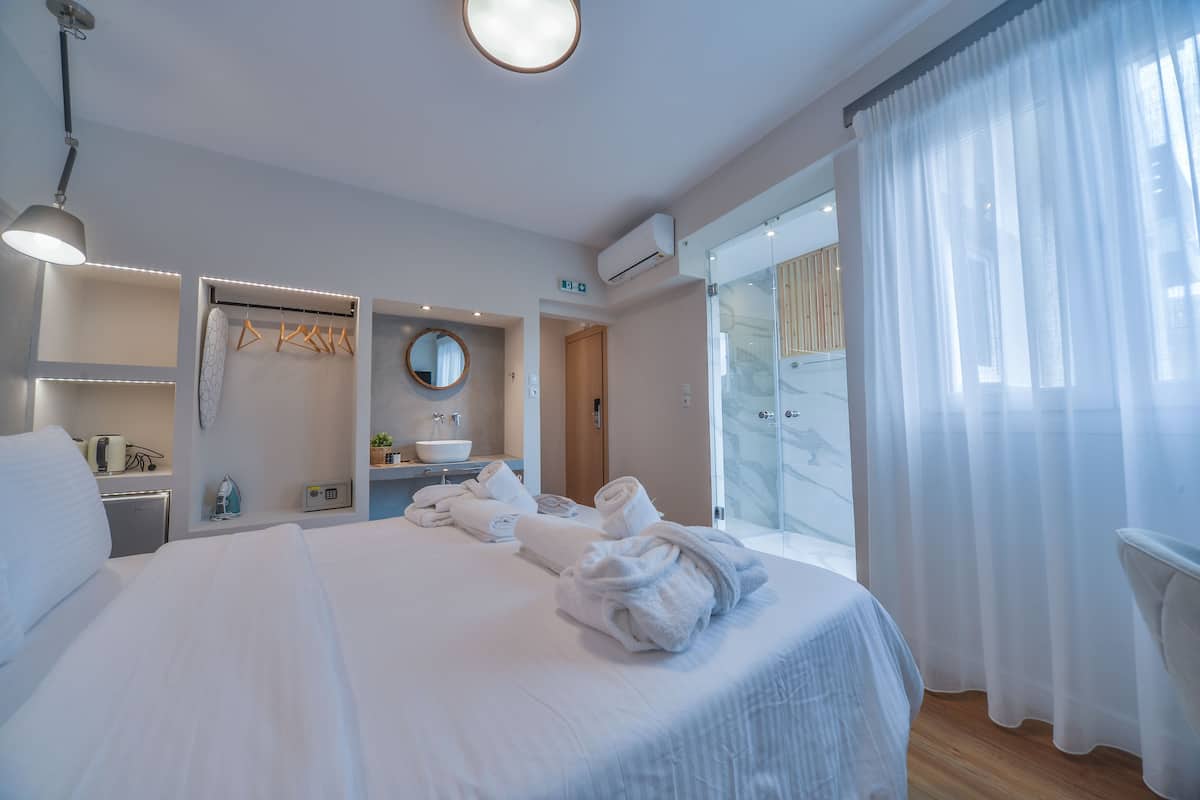 Hypo-allergenic bedding, minibar, in-room safe, individually decorated