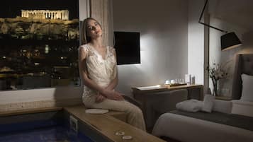 Suite, hidromasaje (Acropolis View) | Ropa de cama hipoalergénica y minibar